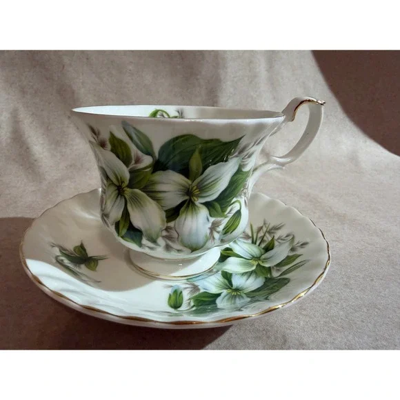 Royal Albert Trillium Teacup and Saucer Set Bone China England Vintage Floral - Picture 3 of 10
